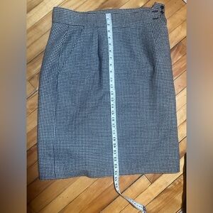 Vintage 100% Virgin Wool Houndstooth Skirt – Size M (8-10)